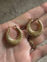Load image into Gallery viewer, Vintage 14K Yellow Gold Hoop Earrings